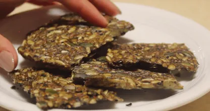Lecker und gesund! Backe dein eigenes Knäckebrot mit nur 3 Zutaten!