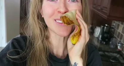 This woman rubs a banana peel on her face every day and this is the reason!