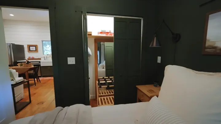 Esta joven de 27 años vive en una casa de sólo 290 pies cuadrados, ¡pero cuando veas el interior querrás vivir allí!