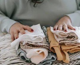 Zo verwijder je nare geurtjes uit kleding zonder het te wassen