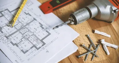 Slim! Met dit trucje haal je eenvoudig pluggen uit de muur