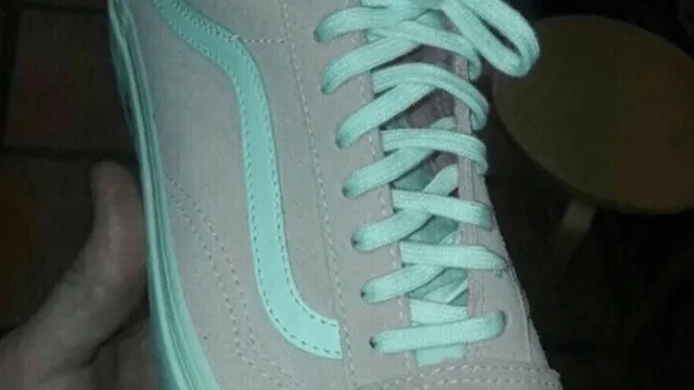 Het internet gaat los op deze schoenen, niémand snapt welke kleur ze zijn!