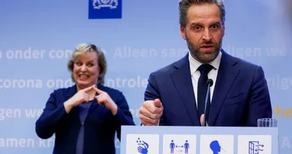 Awkward: De Jonge werd tijdens persconferentie twee keer gebeld, maar door wie?