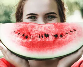 Questi cibi fanno bene ai denti e alle gengive
