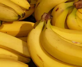 This simple trick will stop bananas going brown. This is so useful!