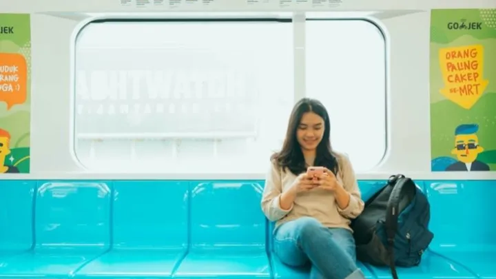 Stranger teaches teenager a lesson after he refuses to move his legs to the side in the metro