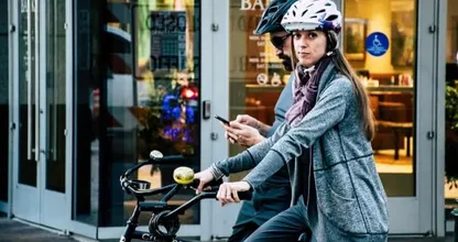 Helm dragen bij fietsen op elektrische fiets wordt mogelijk verplicht