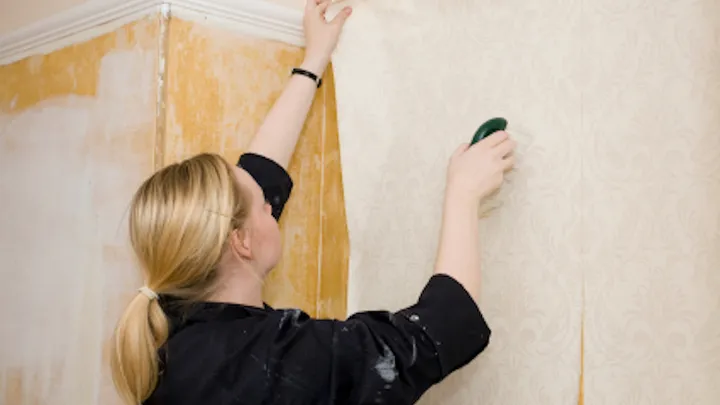 Verblüffend wie einfach es gehen kann! Dank diesem Trick holst du deine alte Tapete in nur wenigen Sekunden von der Wand