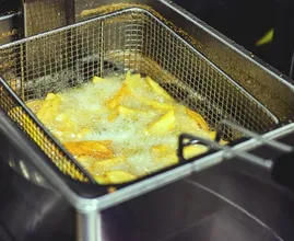 Airfryer vs. frituurpan: dit is de gezondste optie