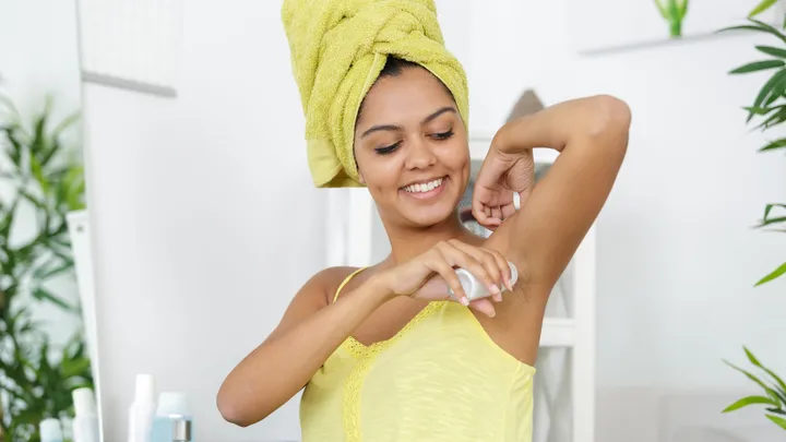 Ze stopte 6 jaar met deodorant gebruiken, het resultaat zal je versteld doen staan