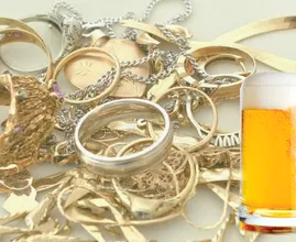 Ecco perché dovresti mettere i tuoi gioielli d'oro in un bicchiere di birra