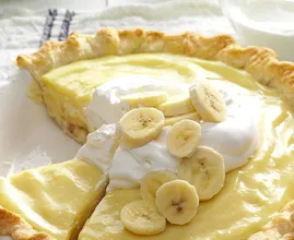 Diese sanfte, cremige Bananentorte ist im Handumdrehen fertig. Du wirst nichts anderes mehr backen wollen!