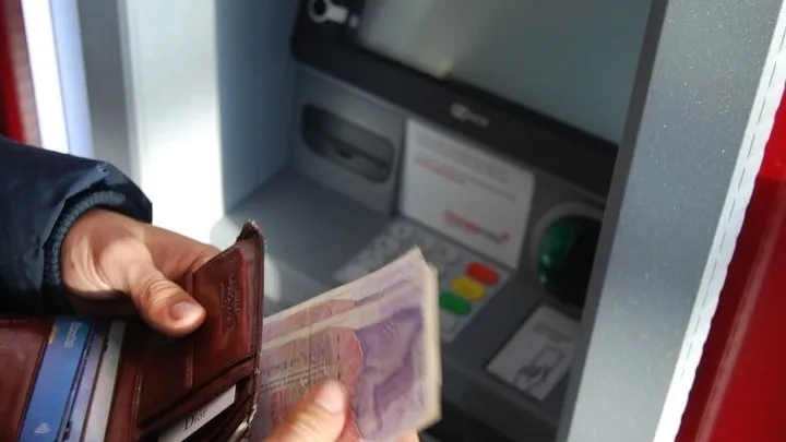 Let op: contant geld pinnen gaat mogelijk geld kosten