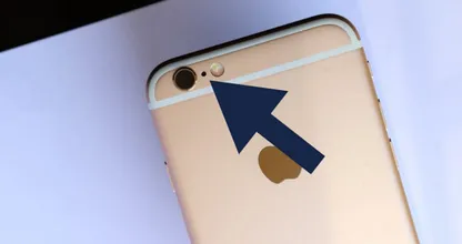 Aha! Dit is waar dat kleine zwarte puntje bovenaan je telefoon voor dient!