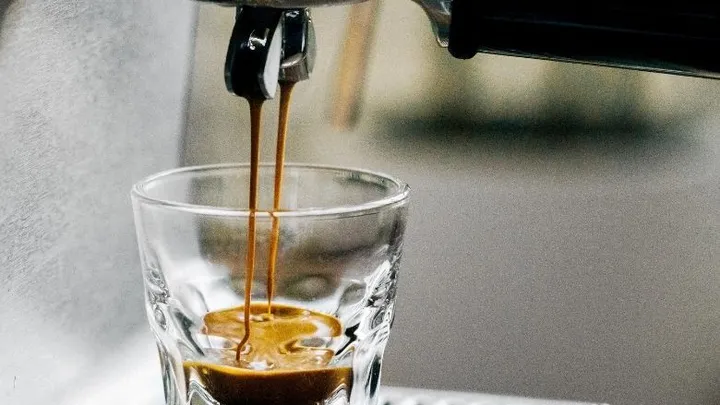 Dít is waarom je ’s ochtends na die eerste kop koffie een grote boodschap moet doen