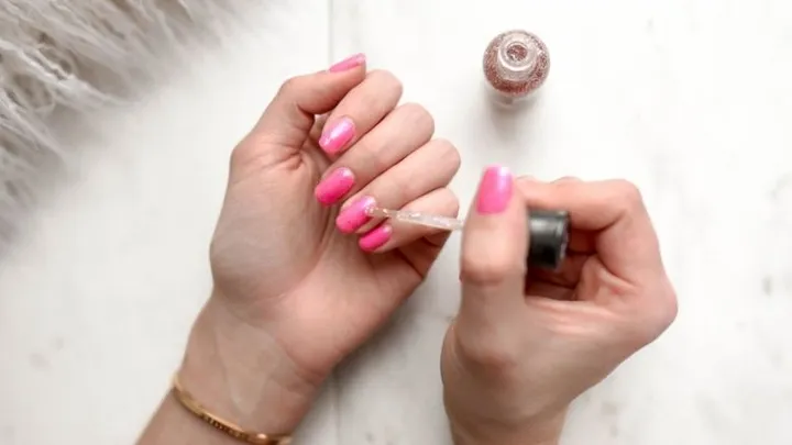 Handig! Dit is hoe je je nagels kunt verlengen met een theezakje 
