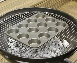 Geniale: metti una teglia per muffin sul tuo barbecue e potrai preparare questo piatto tanto amato!