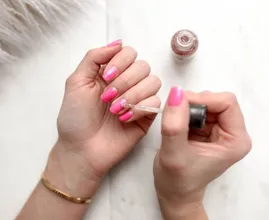 Handig! Dit is hoe je je nagels kunt verlengen met een theezakje 