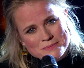 Ilse DeLange ontroert kijkers door in het Nederlands te zingen