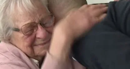 Te lief: eenzaam oud vrouwtje is dolgelukkig met een knuffel