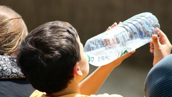 Zo zorg je ervoor dat je kind voldoende water drinkt tijdens deze hitte