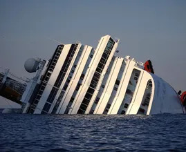 Dos hombres entran en un crucero abandonado y, al descubrir lo que había dentro, llaman a la policía