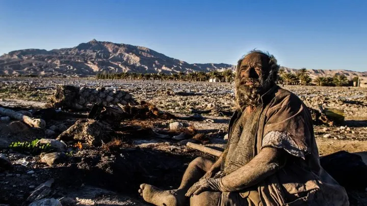 Beurk ! Cet homme n'a pas pris de bain depuis 65 ans
