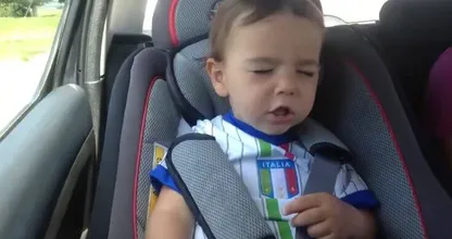 Viral van de dag: Voel de muziek, voel de muziek! Haha! Wat een heerlijk jochie!