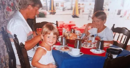 Weet jij welke beroemdheid op deze foto staat? Hint: het is een Nederlandse presentatrice!