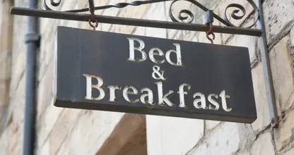 Kijkers in shock door graftombe-kamer in Bed & Breakfast