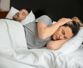 Czy twój partner chrapie? Oto kilka wskazówek, jak pozbyć się chrapania