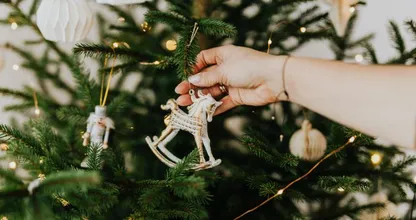 Zo ruim je de kerstboom op zónder dat je huis vol naalden ligt