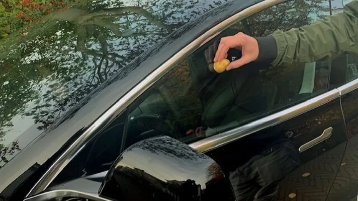 Zo zorg je met een aardappel dat je autoruiten niet meer beslaan en bevriezen