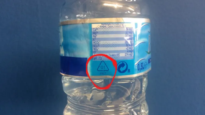 Aha! Das bedeuten diese komischen Zeichen auf den Plastikflaschen! Hätten wir das früher gewusst!