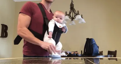 Als moeders van huis is, moonwalkt de baby! HUH? Check deze hilarische video maar...!