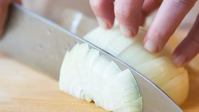 Zwiebeln schneiden ohne dabei zu weinen? Das geht so!