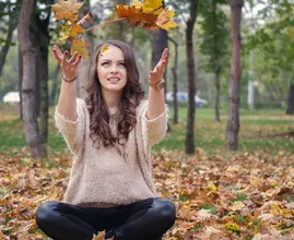 Moet je herfstblad opruimen of juist laten liggen in de tuin?