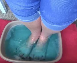 Wow, she puts her feet in a bath of Listerine and the effects are amazing! You should see this!