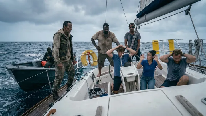 Un velero se topa con piratas en alta mar, ¡pero la forma en que la tripulación se defiende los deja a todos boquiabiertos! 