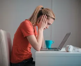 Ruim helft meisjes en jonge vrouwen wordt online seksueel geïntimideerd