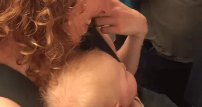 Dit is echt hilarisch! Een trein vol Feyenoord-fans komt een baby tegen, moet je zien wat er dan gebeurt!
