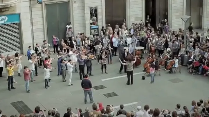 Ce musicien de rue était ignoré de tous, mais une petite fille a tout changé