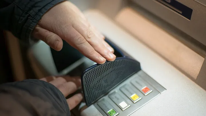 Consumentenbond: ‘Pas op dat je niet te veel betaalt wanneer je buiten eurozone pint’