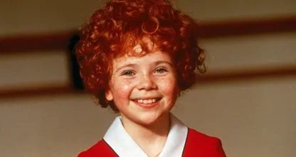 Erinnert ihr euch an Annie aus dem Filmmusical? So sieht der freche Rotschopf heute aus!