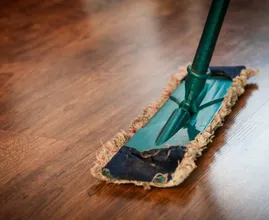 Bringe den matten Laminatboden mit diesem Mittel wieder zum glänzen!