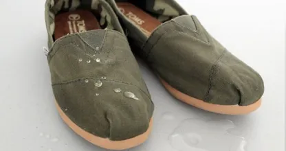 Met dit product maak je je stoffen schoenen waterdicht! Je hebt het wondermiddel al in huis!
