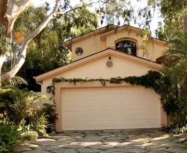 Il proprietario di questa casa ha trasformato l'interno in un vero paradiso - ma non nel modo che ti aspetti