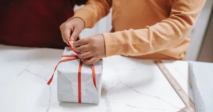 Inpakhack: zo pak je makkelijk cadeautjes met een onhandige vorm in