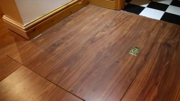Man vindt geheim luik in zijn huis, wat eronder zit zal je verbazen!