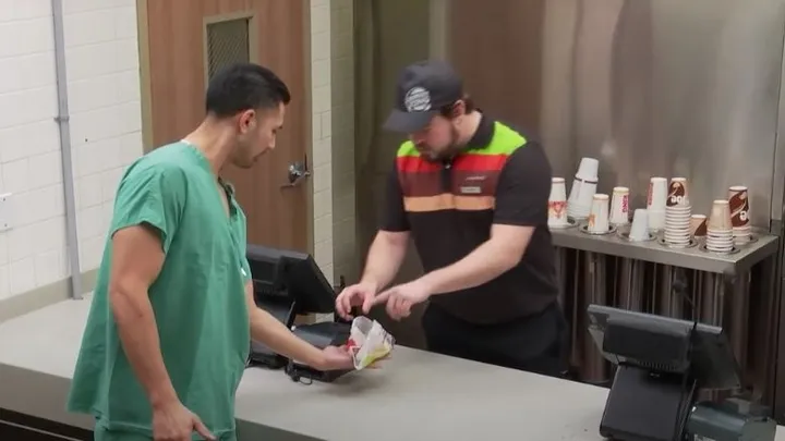 Jugendliche schikanieren Jungen bei Burger King und bemerken den Mann auf der Bank nicht